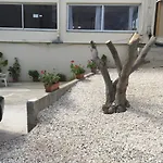 Ellenapa Apts & Studios